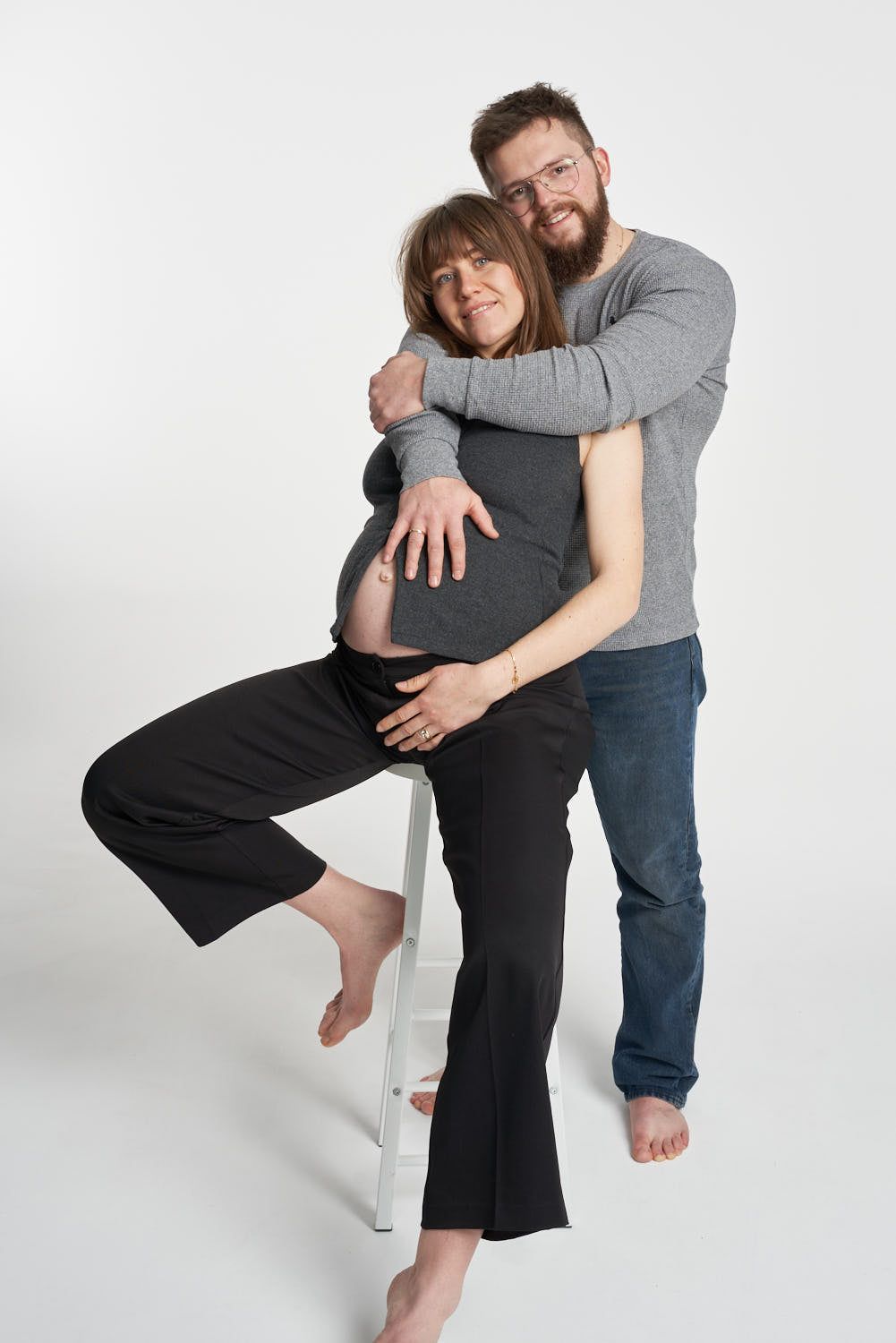 Paar beim gemeinsamen Selbstportrait im weißen Fotostudio