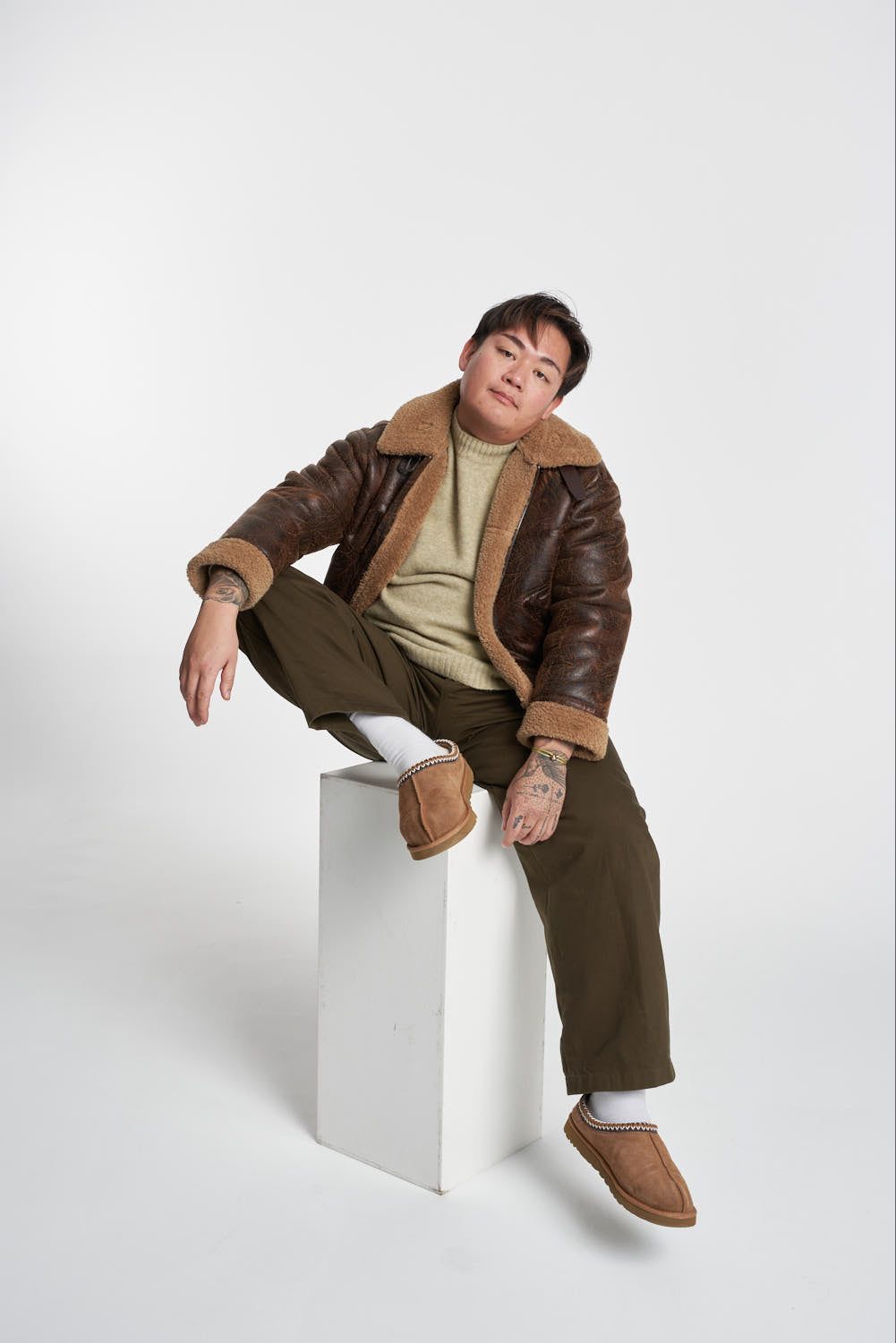 Lässiges Selbstportrait vor der weißen Hohlkehle